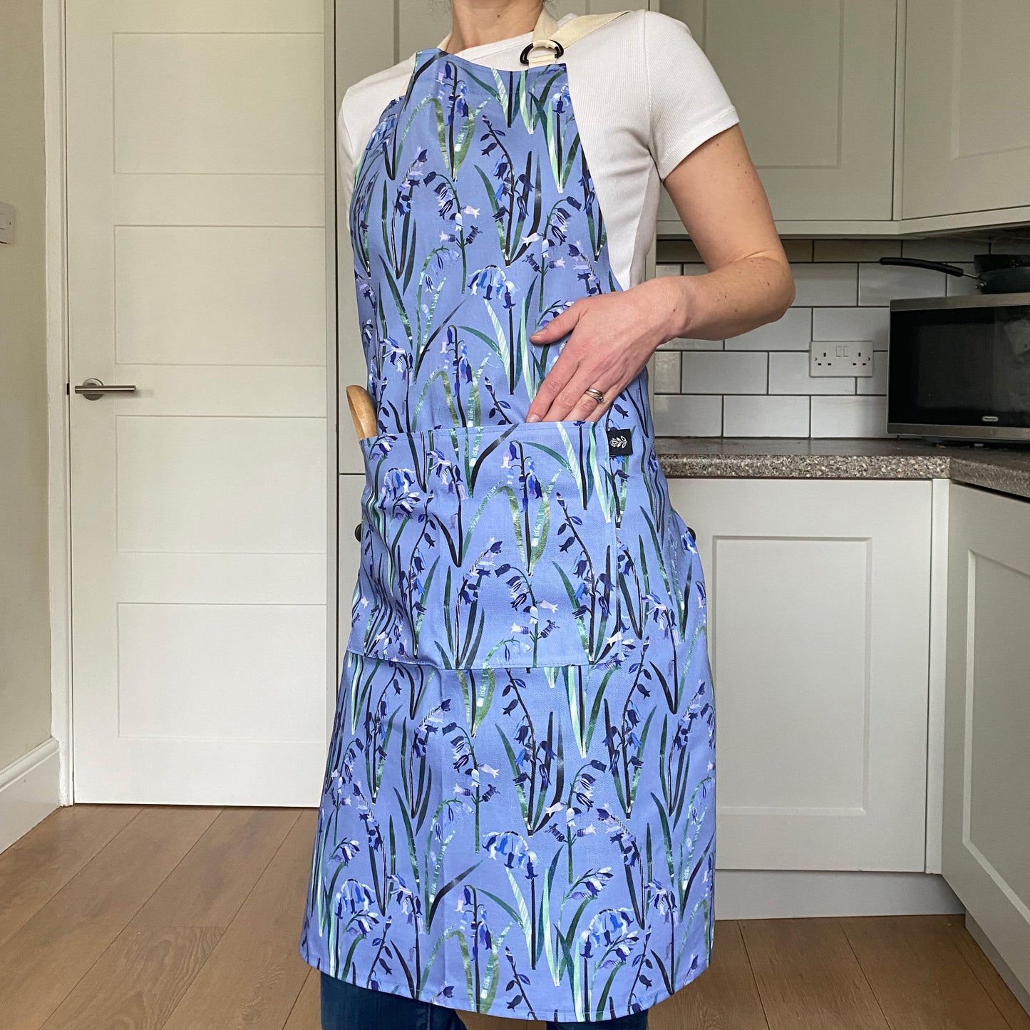 Model wears the Bluebell apron, this time you can see the Brand label sewn into the outside seam of one of the from pockets.
